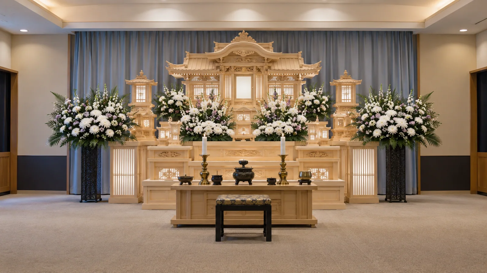 白木祭壇と菊の供花を配した、日本の昔ながらのお葬式のイメージ